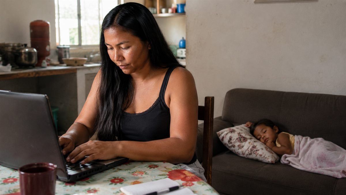 Mãe avisando a empresa sobre a falta por filho doente